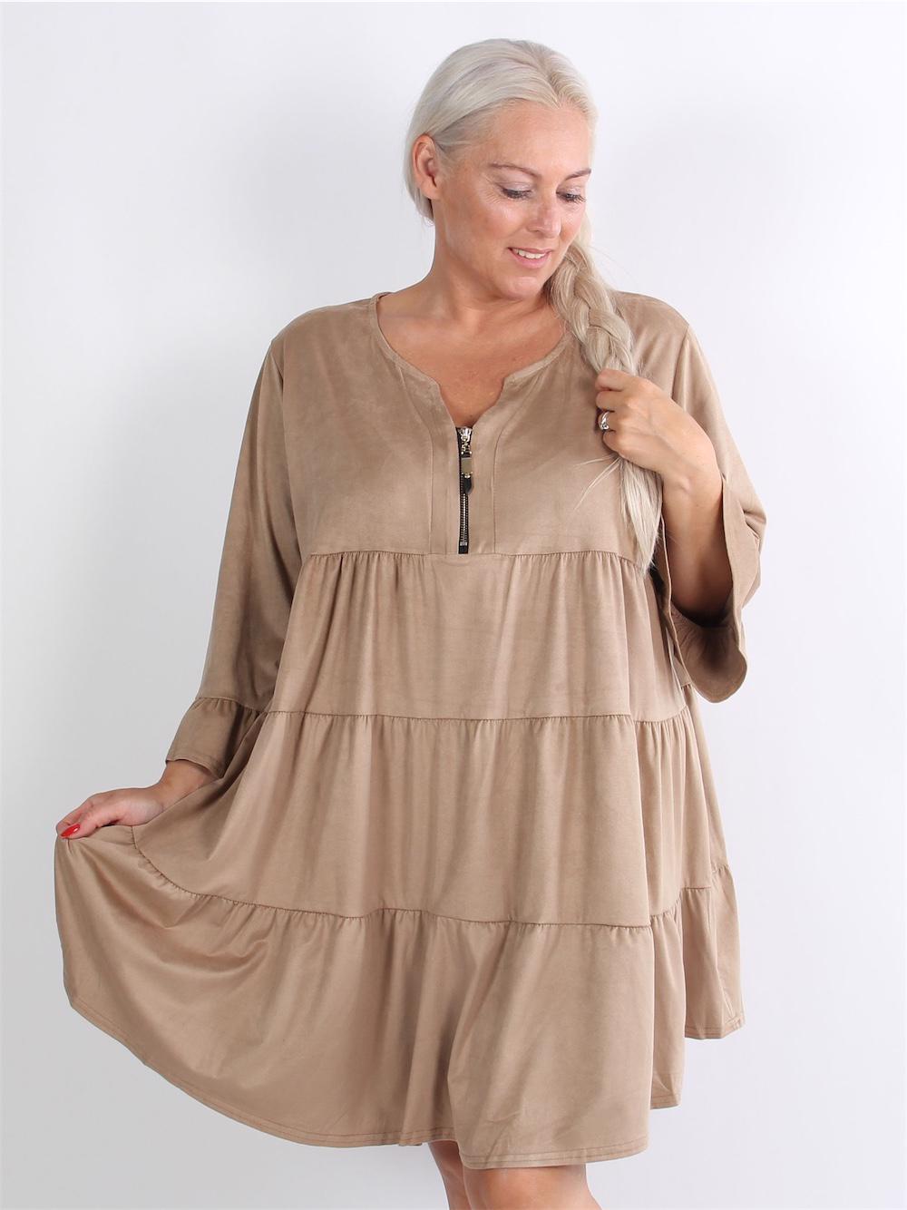 Mynthe - Beige lager på lager klänning i mocka med volangdetaljer